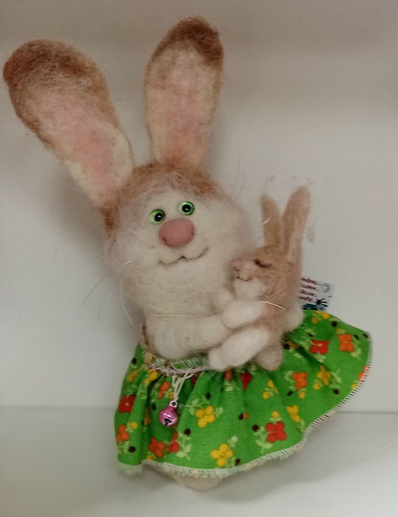 Лупенко А. Зайчиха с зайчонком